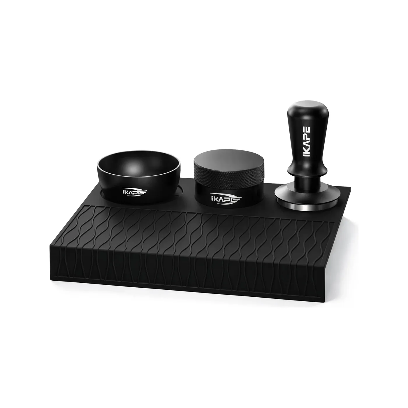 IKAPE Espresso Tamper Set in Schwarz: Dosiertrichter, Schwerkraft-Distributor und V3 Tamper auf der Silikon-Tampermatte
