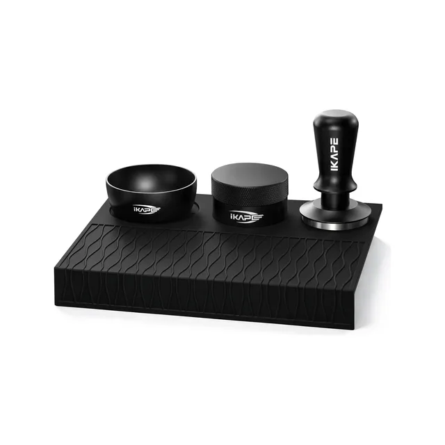 IKAPE Espresso Tamper Set in Schwarz: Dosiertrichter, Schwerkraft-Distributor und V3 Tamper auf der Silikon-Tampermatte