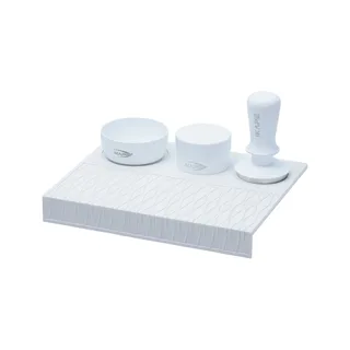Weiße Version des Sets: Trichter, Distributor und Tamper auf der weißen Silikonmatte