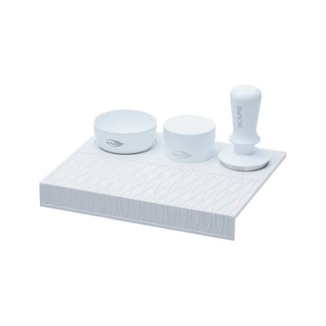 Weiße Version des Sets: Trichter, Distributor und Tamper auf der weißen Silikonmatte