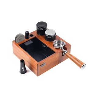 Das schwarze Set aus tieferem Winkel: Tamper, 2-in-1-Distributor, Puck Screen und WDT-Tool, Siebträger im seitlichen Schlitz