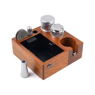 Silbernes Set ohne Siebträger auf Weiß: silberner Tamper, 2-in-1-Distributor und WDT-Tool auf dem Holz-Organizer