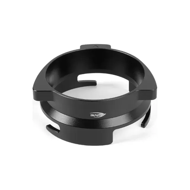 Schwarzer 54-mm-Dosiertrichter auf Weiß mit IKAPE Logo, schräg, mit Lasche und Aussparungen in der Wand