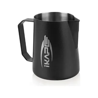 IKAPE V1 Milchkännchen 450 ml oder 600 ml in Schwarz, Seitenansicht mit Schnabelausguss und kantigem Griff