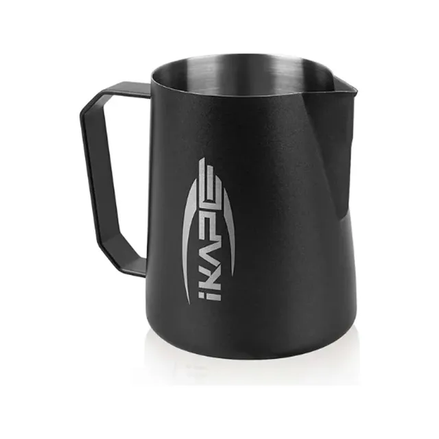 IKAPE V1 Milchkännchen 450 ml oder 600 ml in Schwarz, Seitenansicht mit Schnabelausguss und kantigem Griff