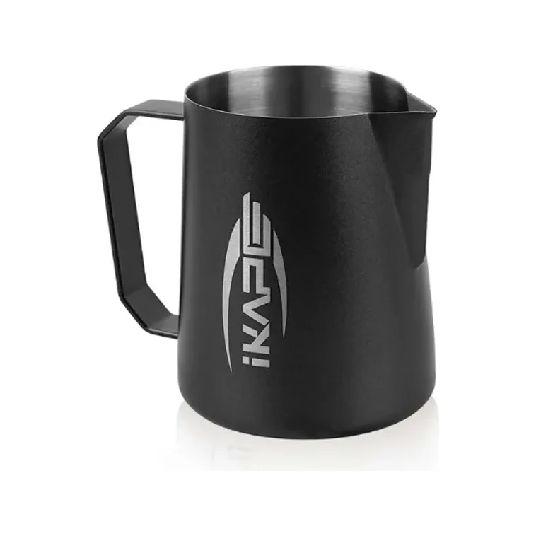 IKAPE V1 Milchkännchen 450 ml oder 600 ml in Schwarz, Seitenansicht mit Schnabelausguss und kantigem Griff