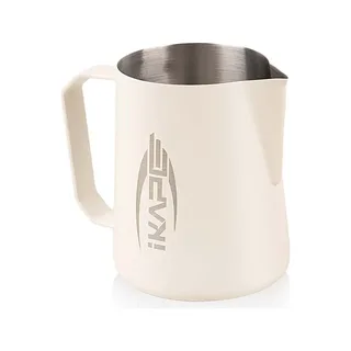 Beiges IKAPE V1 Milchkännchen auf Weiß, Seitenansicht von Ausguss, Griff und Logo