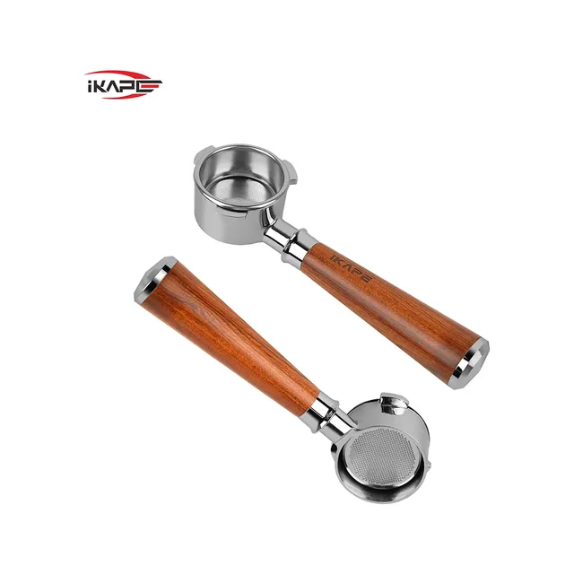 Zwei Bottomless-Siebträger mit rötlichen Holzgriffen, das IKAPE Logo in der Bildecke