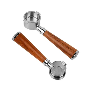 Zwei Bottomless-Siebträger mit dunkel gemaserten Holzgriffen, der untere zeigt seinen gelochten Boden