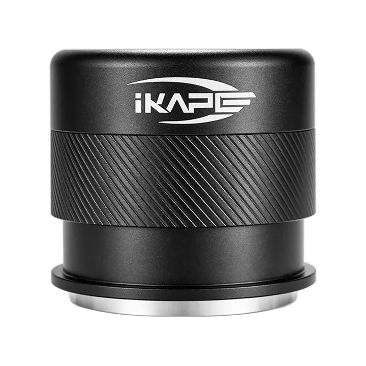 IKAPE V4 Palm Tamper in Schwarz auf Weiß, Vorderansicht von Logo und schräg gerändeltem Griffband