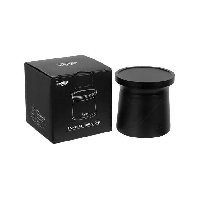 Schwarze Verkaufsverpackung mit dem Aufdruck Espresso Dosing Cup neben dem zusammengesetzten Becher mit Deckel