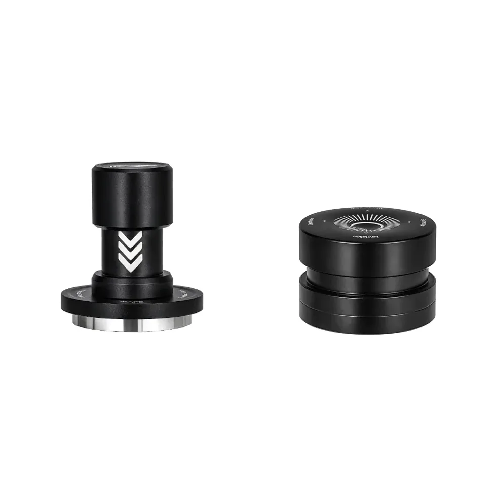 Zweiteilige Option auf Weiß: der V6 Impact-Tamper Mini mit Winkelmarkierungen und der Distributor mit Doppellager