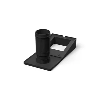 Neigungsständer-Set ohne Mühle: der Neigungsständer, die Auffangschale und der Dosierbecher auf seiner Erhöhung