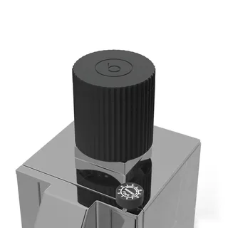 Nahaufnahme des Single-Dose-Trichters an der Eureka Mignon, das Black-Tamp-Symbol auf dem Deckel