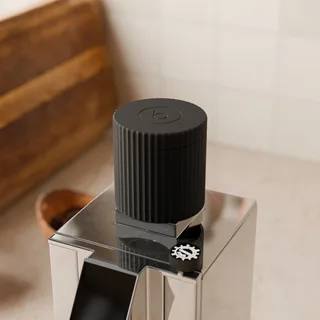 Nahaufnahme des Single-Dose-Trichters an einer Eureka Mignon in einer Küche