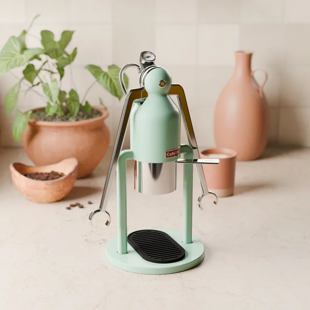 Cafelat Robot mit dem Manometer in der schwarzen Halterung in einer Küche, Dreiviertelansicht