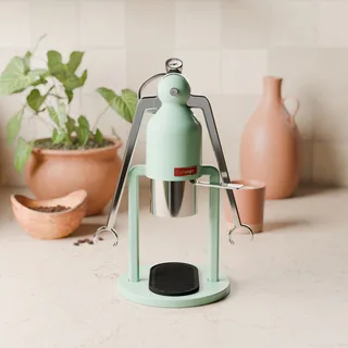 Cafelat Robot mit dem Manometer in der Halterung von vorne in einer Küche gesehen