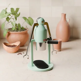 Cafelat Robot mit der schwarzen Siebträgergriff-Abdeckung in einer Küche, Dreiviertelansicht