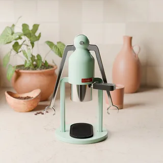 Cafelat Robot mit der Griffabdeckung von vorne in einer Küche gesehen