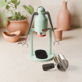 Robot-Siebträger mit der Griffabdeckung vor der Maschine liegend in einer Küche