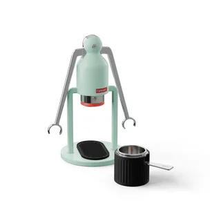 Cafelat Robot mit dem Siebträgerständer und Siebträger davor, auf Weiß