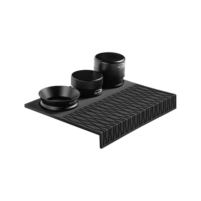 IKAPE V4 Tamper Set mit Dosiertrichter in Schwarz: Trichter, Distributor und kalibrierter Tamper auf der Silikonmatte