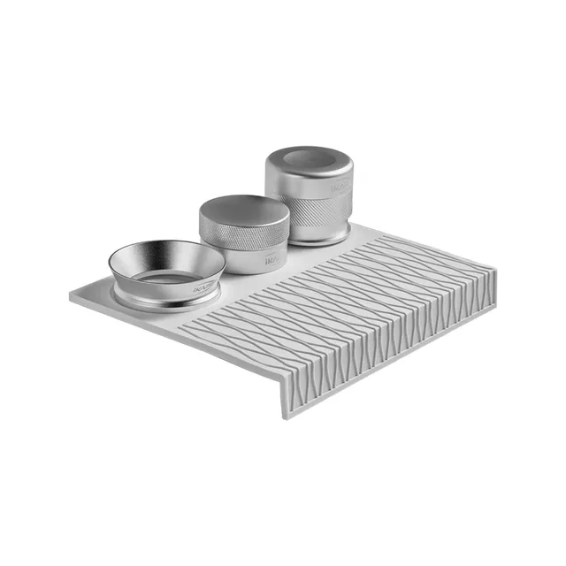 Silberne Version des IKAPE V4 Espresso-Bar-Sets, die drei Werkzeuge stehen auf einer hellgrauen Silikonmatte