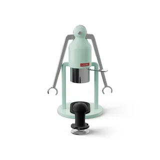 Cafelat Robot mit Tamper und Griff auf seiner Basis stehend, Vorderansicht auf Weiß