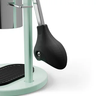 Nahaufnahme der rechten Handabdeckung am Robot-Arm neben der Abtropfschale, auf Weiß
