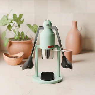 Cafelat Robot mit beiden Handabdeckungen von vorne in einer Küche gesehen