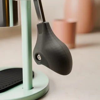 Nahaufnahme der rechten Handabdeckung am Cafelat-Robot-Arm in einer Küche