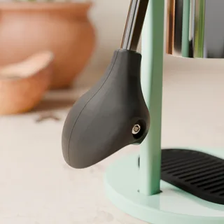 Nahaufnahme der linken Handabdeckung am Cafelat-Robot-Arm in einer Küche