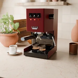 Bandeja de goteo de perfil bajo negra bajo dos vasos de espresso en una Gaggia Classic roja en una cocina