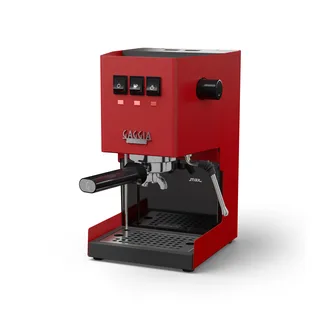 Gaggia Classic roja con la bandeja de goteo de perfil bajo puesta, vista de tres cuartos, sobre blanco