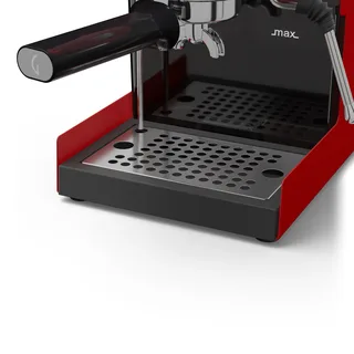 La rejilla original a ras dentro de la bandeja de perfil bajo negra de una Gaggia Classic, sobre blanco