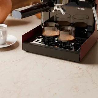 Primer plano de la bandeja de perfil bajo con dos vasos de espresso sobre la rejilla en una cocina