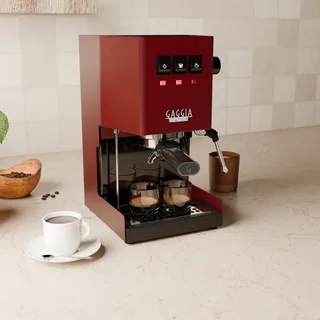 Gaggia Classic roja con la bandeja de goteo de perfil bajo vista desde la izquierda en una cocina