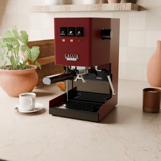 Gaggia Classic con la bandeja de goteo de perfil bajo y la rejilla vacía en una cocina