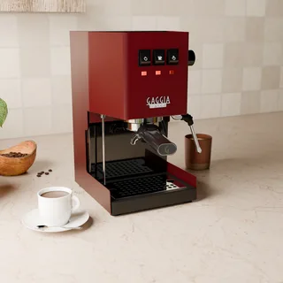 Gaggia Classic desde la izquierda con la bandeja de perfil bajo y la rejilla vacía en una cocina