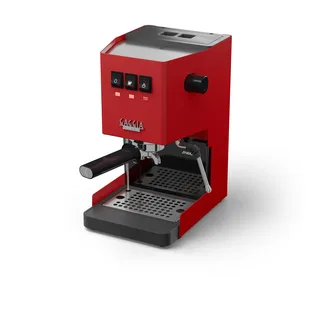 Verlängerte flache Abtropfschale für Gaggia Classic, die vor eine rote Gaggia Classic hinausreicht, auf Weiß