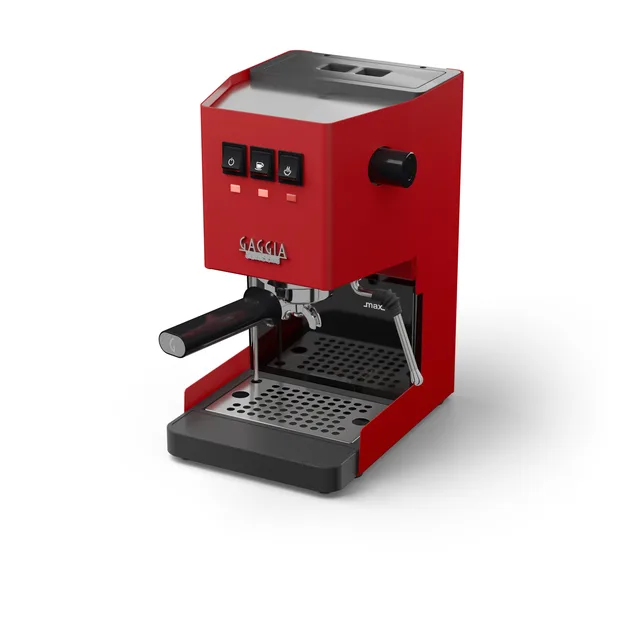 Verlängerte flache Abtropfschale für Gaggia Classic, die vor eine rote Gaggia Classic hinausreicht, auf Weiß