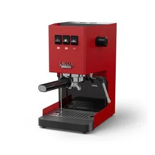 Rote Gaggia Classic mit eingesetzter verlängerter flacher Schale, Dreiviertelansicht, auf Weiß