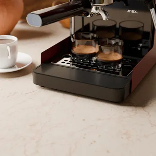 Nahaufnahme der verlängerten Schale mit zwei Espressogläsern auf dem Gitter in der Küche