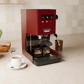 Rote Gaggia Classic mit verlängerter Abtropfschale von links in der Küche