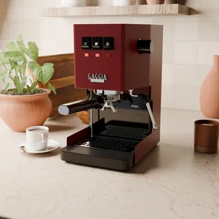 Gaggia Classic mit verlängerter Abtropfschale und leerem Gitter in der Küche