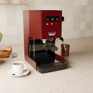 Gaggia Classic von links mit verlängerter Schale und leerem Gitter in der Küche
