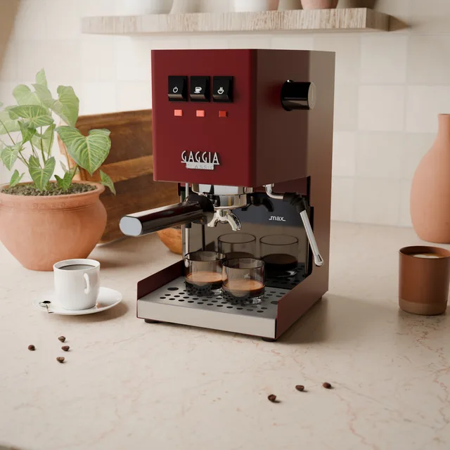Flache Edelstahl-Abtropfschale mit zwei Espressogläsern auf einer roten Gaggia Classic in der Küche