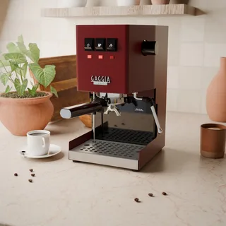 Gaggia Classic mit flacher Edelstahlschale und leerem Gitter in der Küche