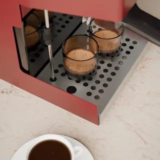 Edelstahl-Abtropfschale von oben mit Espressogläsern und dem Entlüftungsrohr in seinem Loch, in der Küche