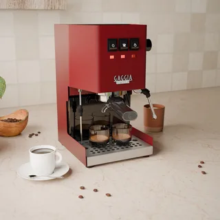 Rote Gaggia Classic mit flacher Edelstahlschale von links in der Küche